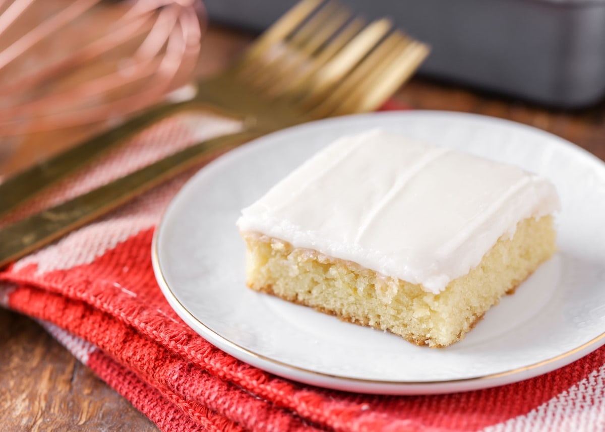 简单的蛋糕食谱——在bob综合手机客户白色盘子上放一片白色薄片蛋糕。
