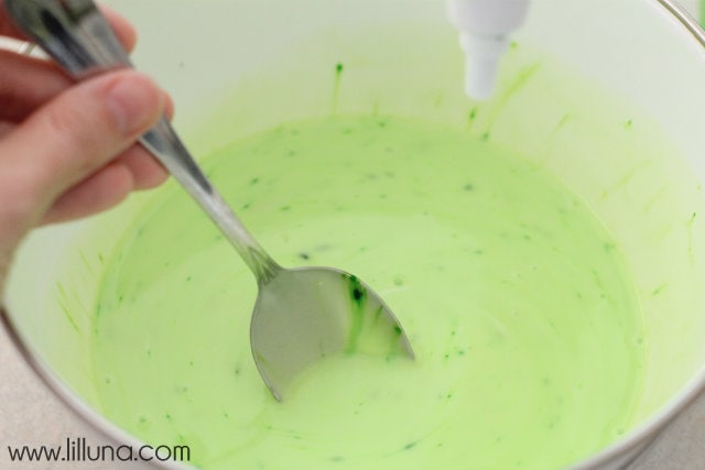 在搅拌碗里做绿色gak
