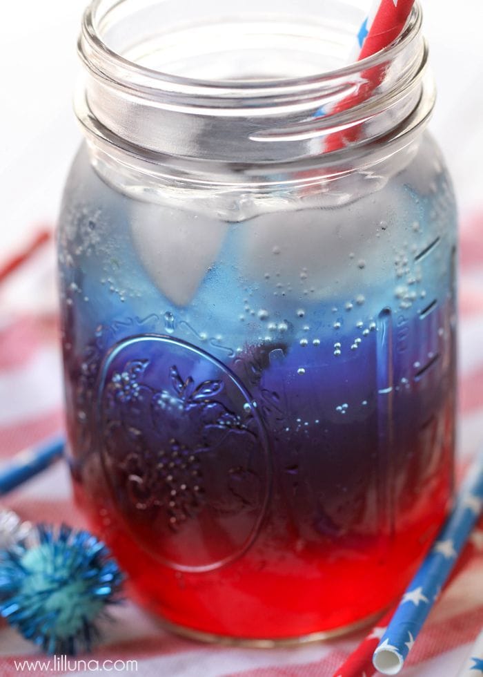 红色，白色和蓝色的7月4日在一个玻璃瓶里喝。