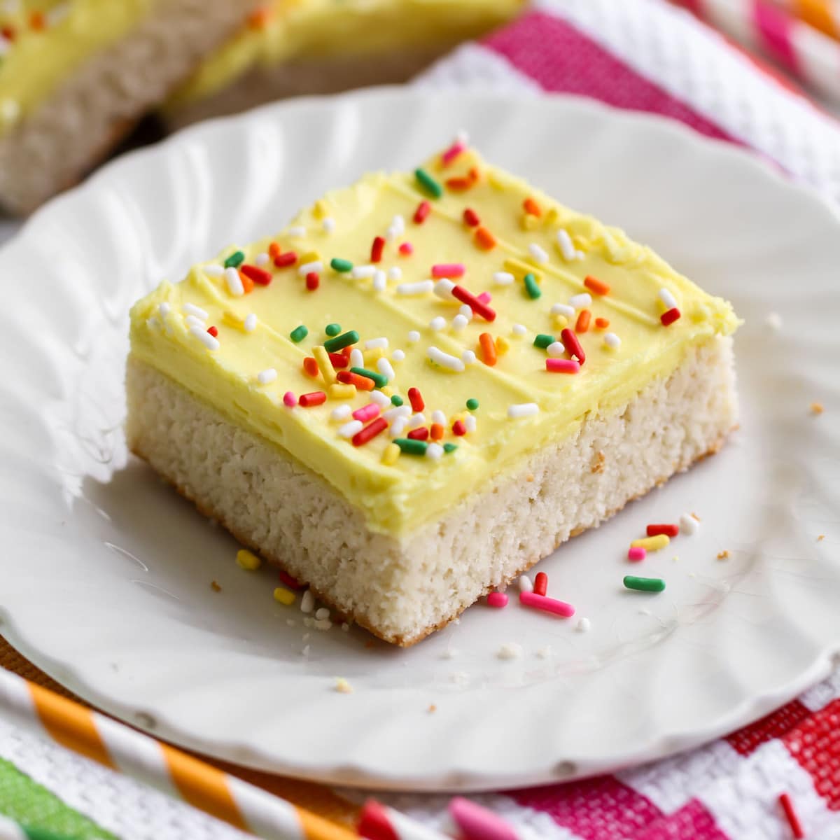 感恩节甜点——一块方形的糖饼干，上面有黄色的糖霜和糖屑。