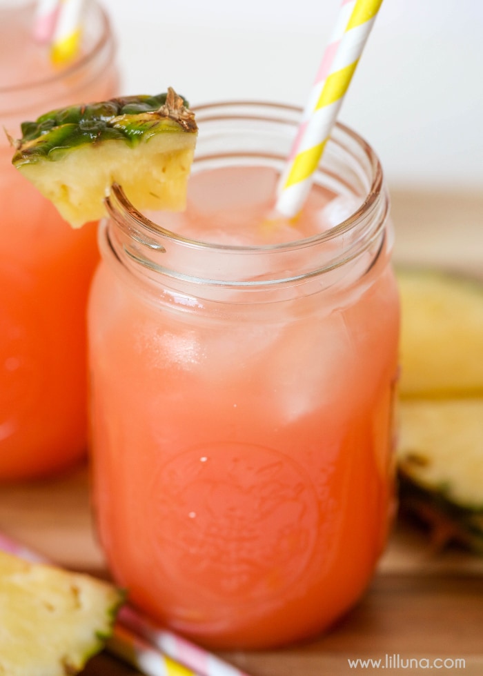 7月4日食谱-菠萝粉色柠bob综合手机客户檬水苏打水在一个玻璃罐里，边缘上有一片菠萝。
