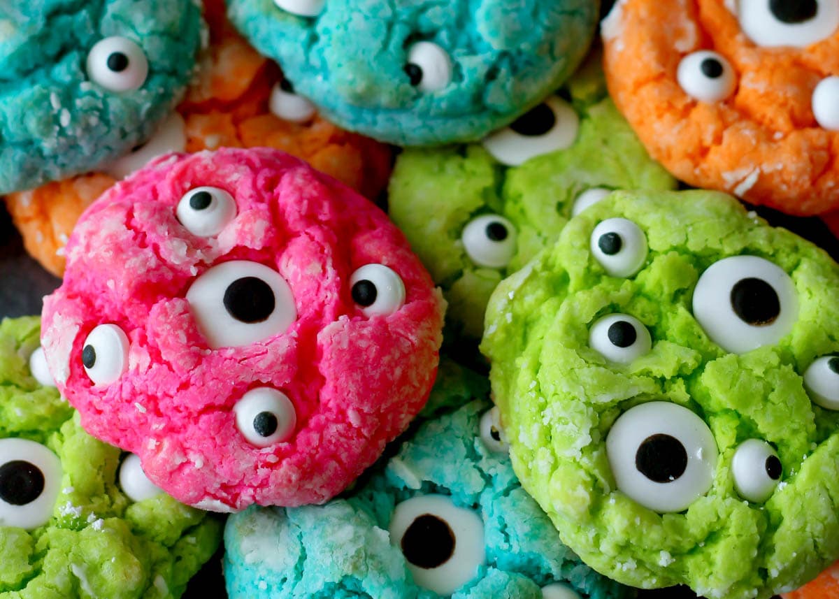 各种颜色的黏糊糊的怪物饼干堆在一起。
