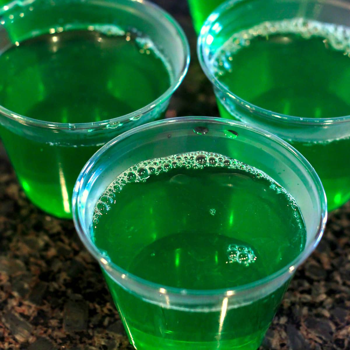绿色果冻在一个透明的杯子