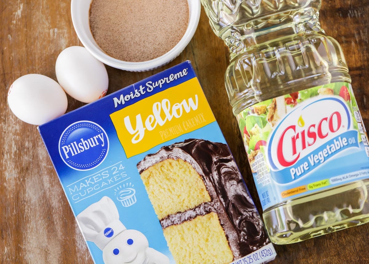 蛋糕粉，油，鸡蛋，肉桂和糖的混合物放在木砧板上