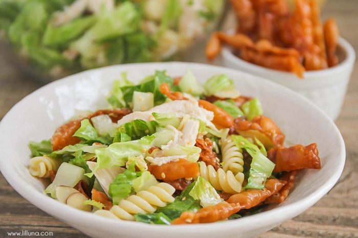 素食面食食谱——白色盘子里的中式面bob综合手机客户食沙拉。