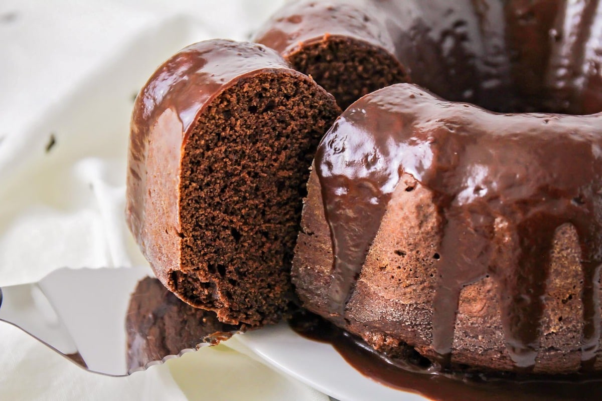 除夕夜甜点——从一整块蛋糕中抽出一块巧克力蛋糕。