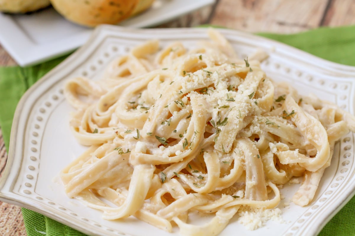 白盘子上的意大利宽面条——我们最喜欢的家庭晚餐主意之一。
