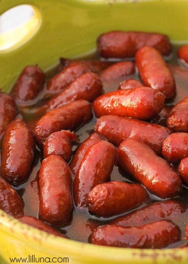 感恩节的开胃菜——黄色的碗里装满了红糖小豆豆。