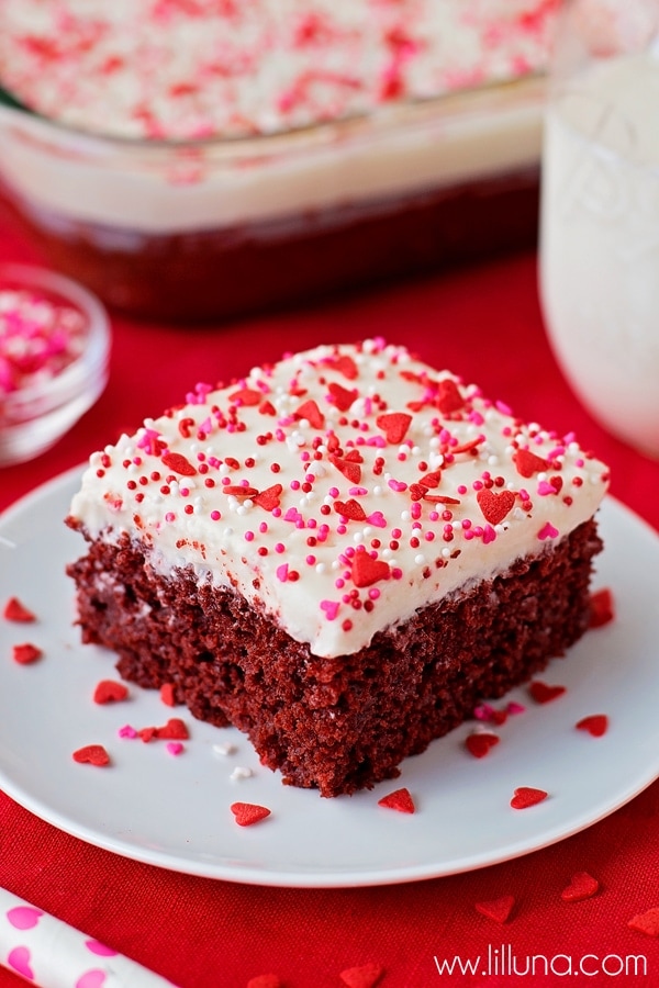 节日蛋糕——方形的红色丝绒蛋糕，上面撒上糖屑。