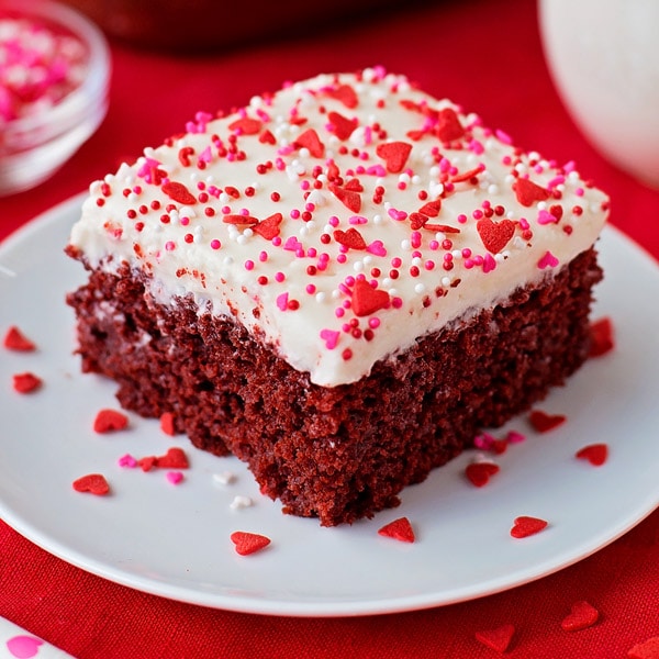 红丝绒戳蛋糕的特写图像。