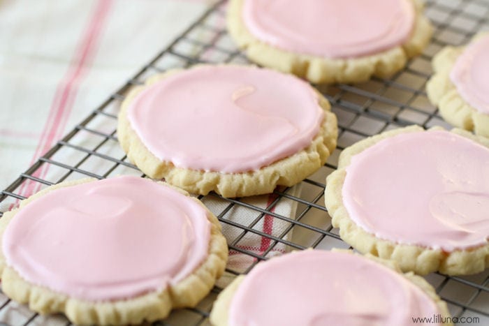 新年前夜的甜点——放在冷却架上的粉色磨砂模仿饼干。