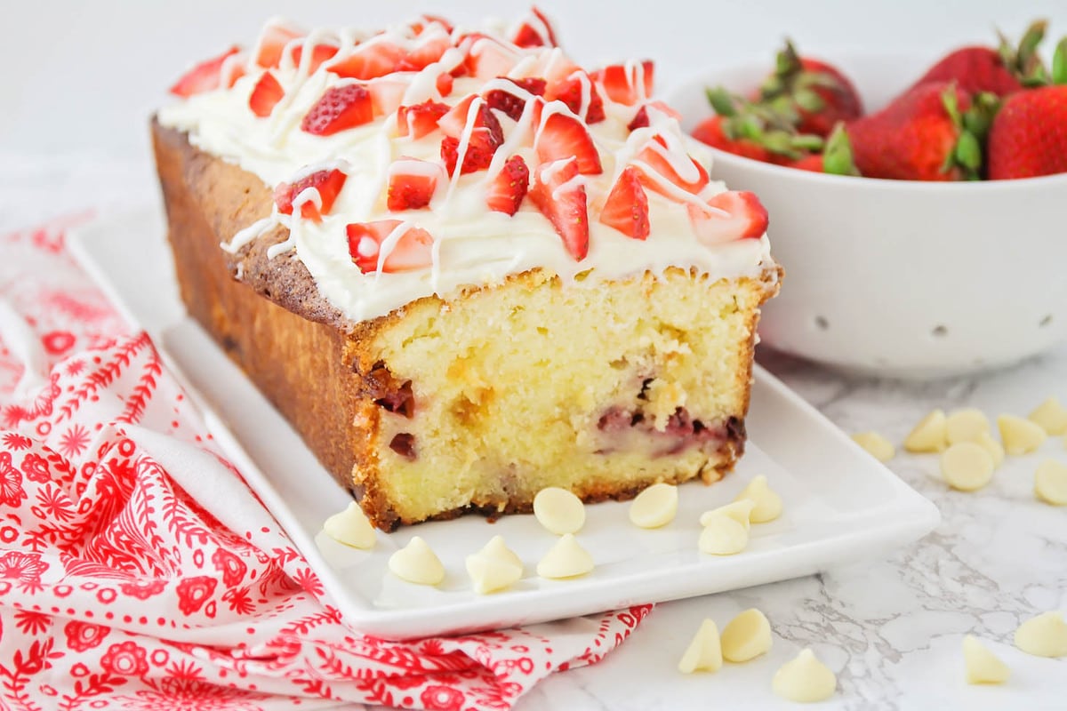 节日蛋糕-草莓磅蛋糕顶部新鲜草莓块和糖霜。