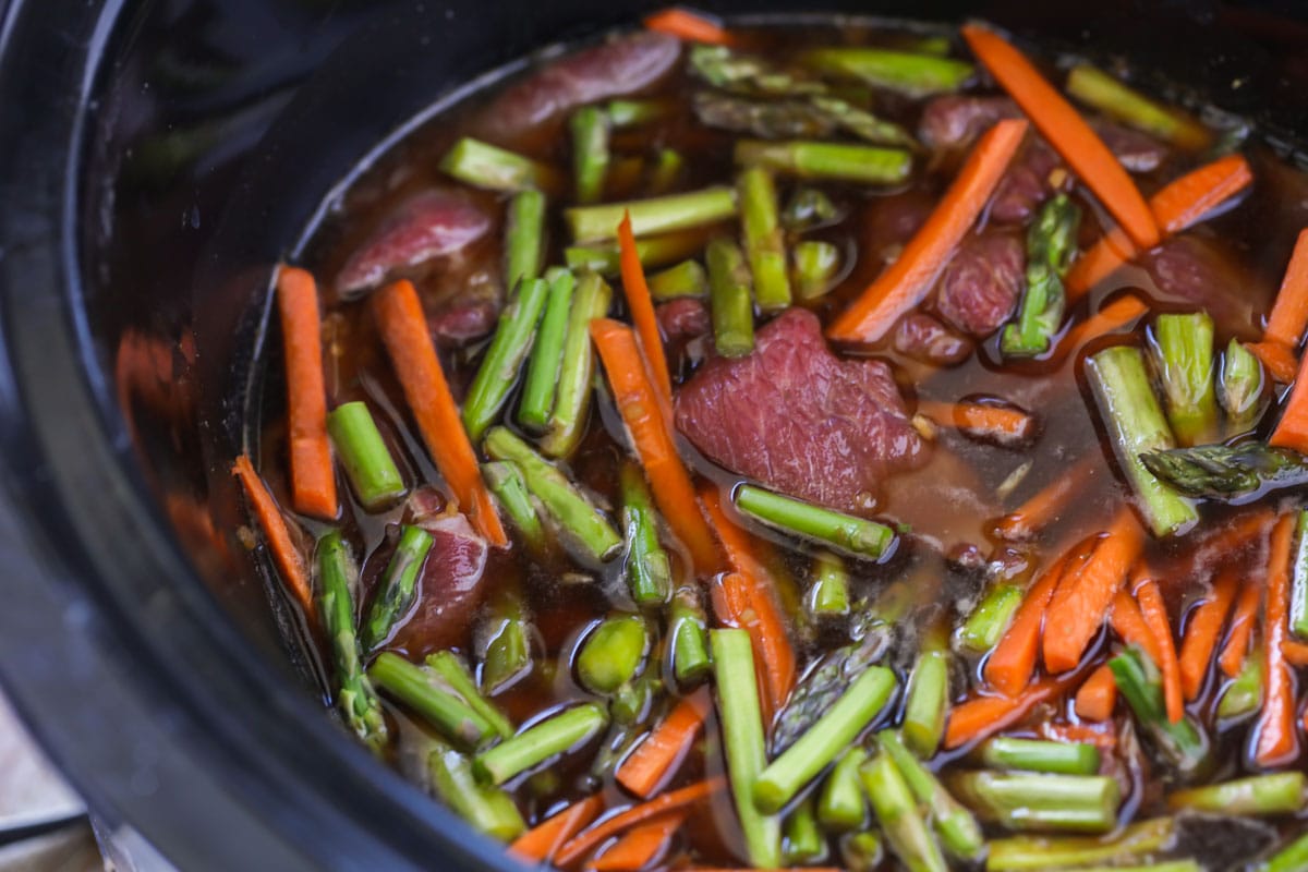 瓦罐晚餐创意-用瓦罐烹饪蒙古牛肉和蔬菜。