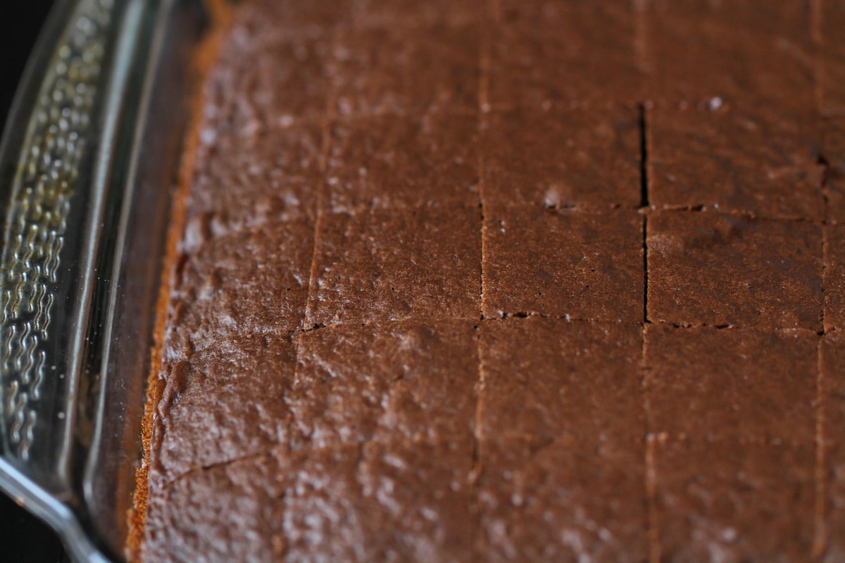 巧克力蛋糕切成方形，用于薄荷松糕食谱bob综合手机客户