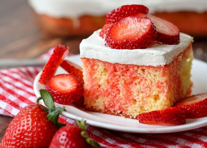 草莓酥饼戳蛋糕的特写图像。