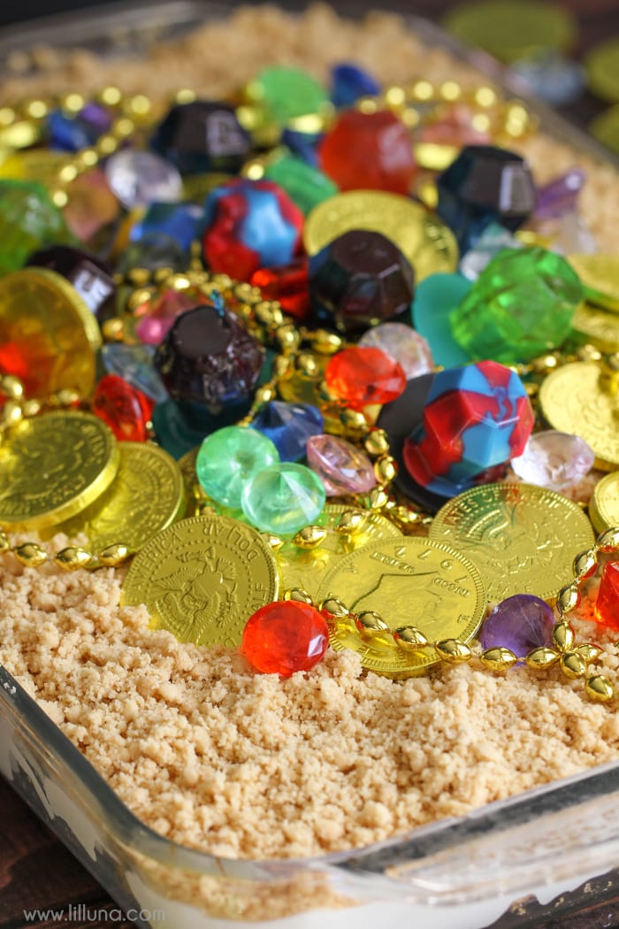 万圣节甜点-宝藏布丁蛋糕覆盖在硬币和珠宝。