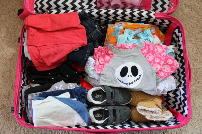 去迪斯尼乐园的行李——衣服放在行李里