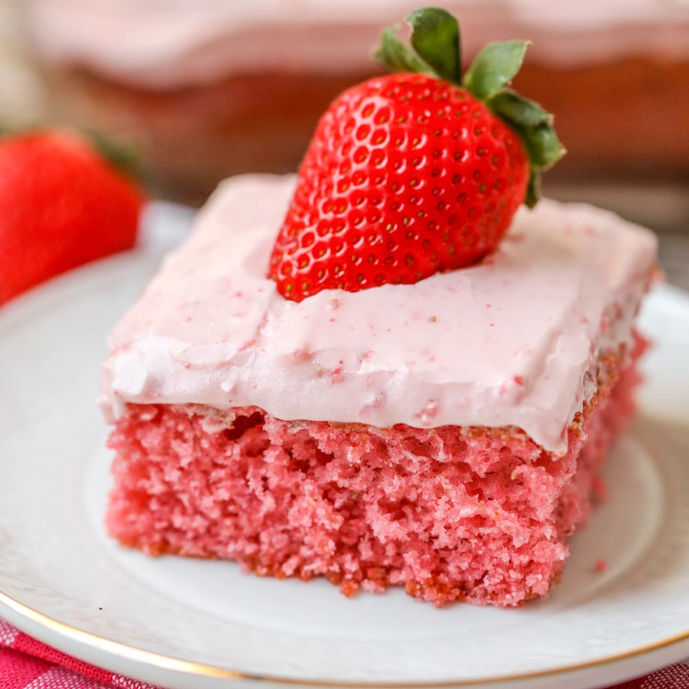 简单的蛋糕食谱-一片bob综合手机客户草莓蛋糕上面有一个新鲜的草莓。