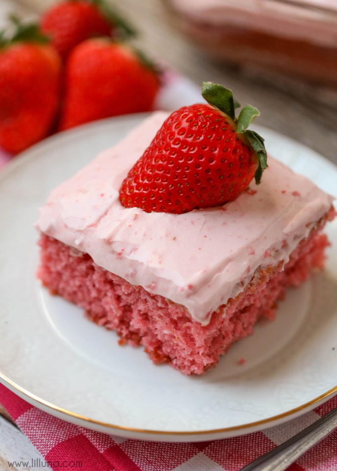 节日蛋糕-草莓薄片蛋糕与新鲜草莓顶部。
