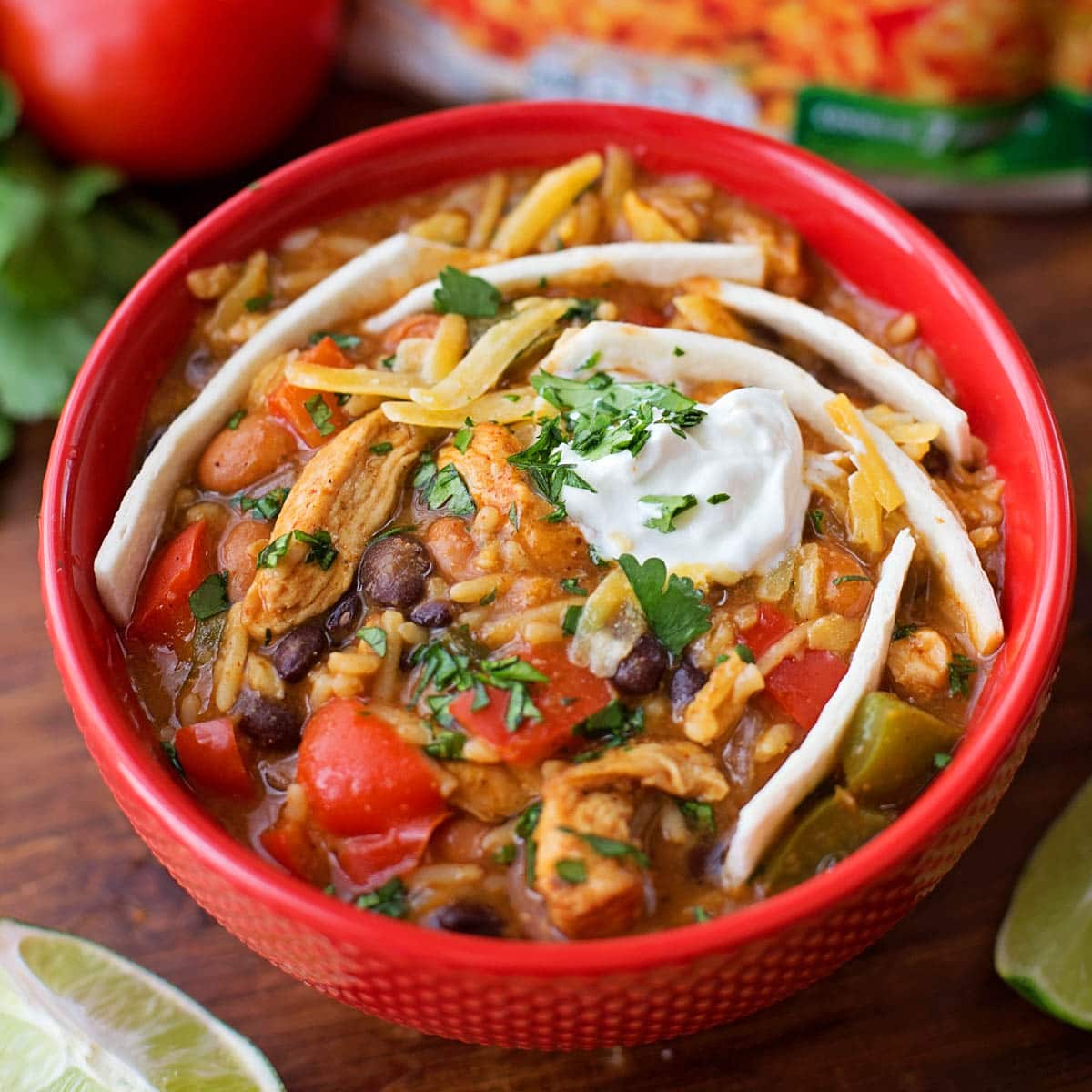墨西哥汤食谱——碗里装满了bob综合手机客户墨西哥辣椒。