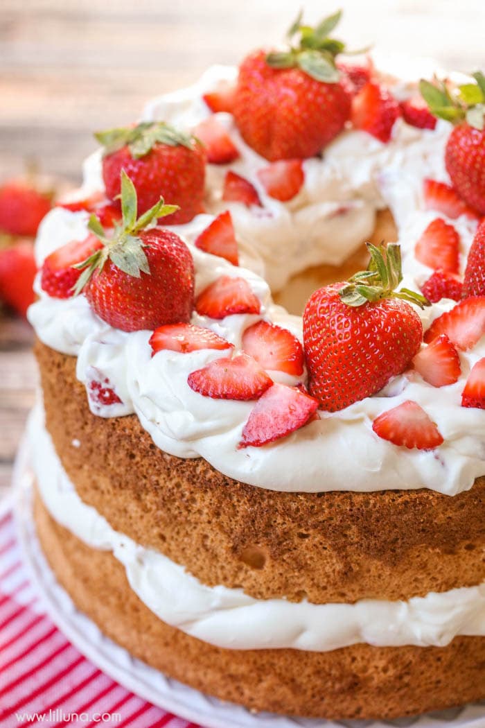 草莓奶油天使蛋糕-一种甜甜的美味甜点，里面有一层奶油，上面有草莓。它是如此简单，如此美味!