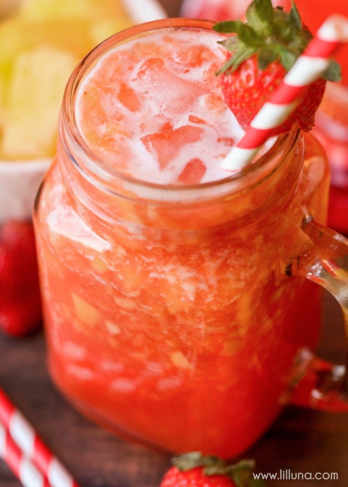 7月4日饮料——草莓柠檬水，用吸管装在玻璃杯里。