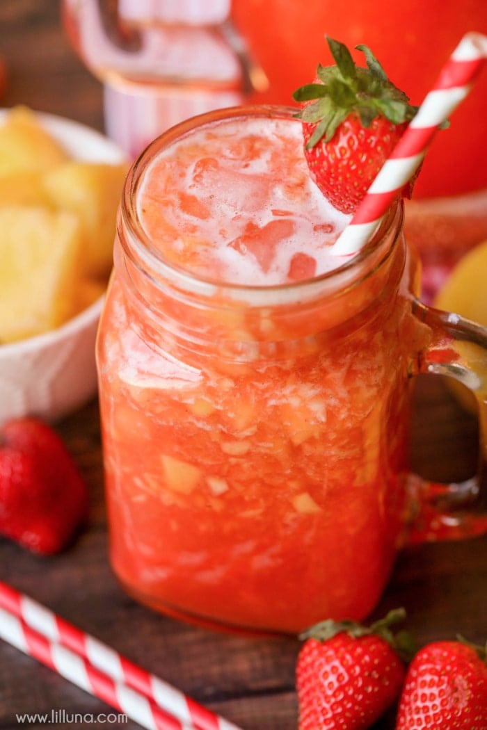 7月4日食谱-草莓柠檬水bob综合手机客户在一个玻璃杯与吸管。
