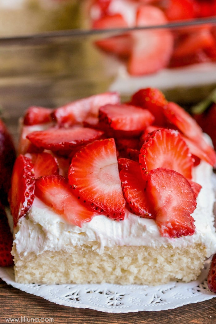 甜点吧食谱-草莓酥饼酒吧bob综合手机客户顶部与切片草莓在白色桌巾。
