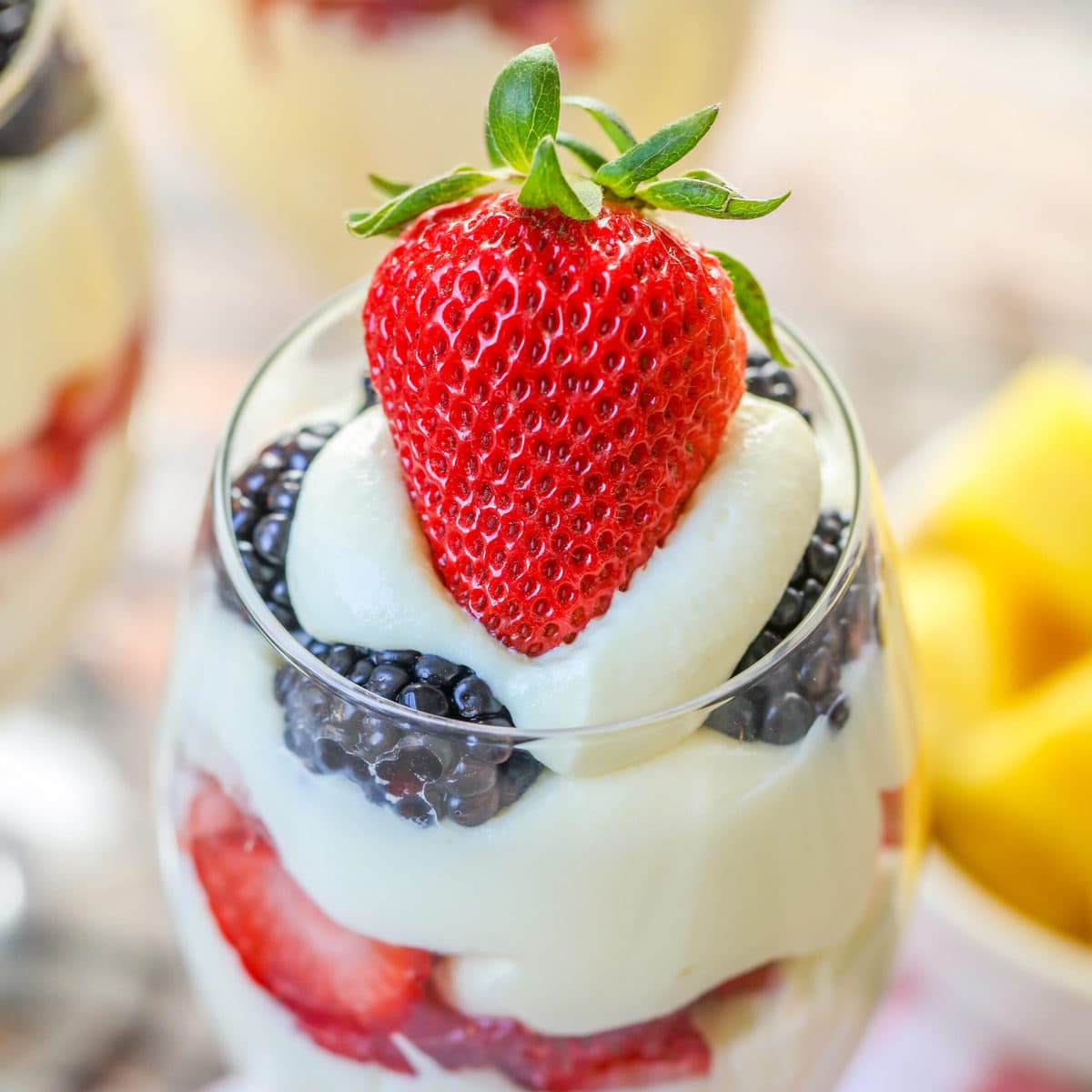 7月4日食谱-一个天堂冻bob综合手机客户糕的特写，上面有新鲜的草莓。