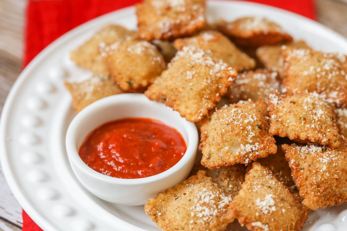 意大利开胃菜——炸饺堆在盘子里，配上番茄酱。