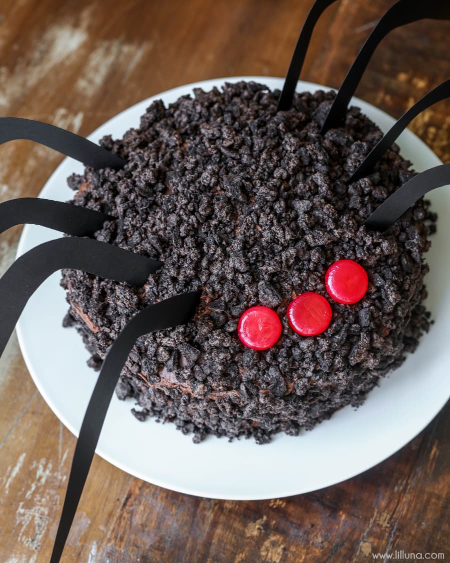 万圣节甜点-巧克力奥利奥蜘蛛蛋糕与红色糖果眼睛。