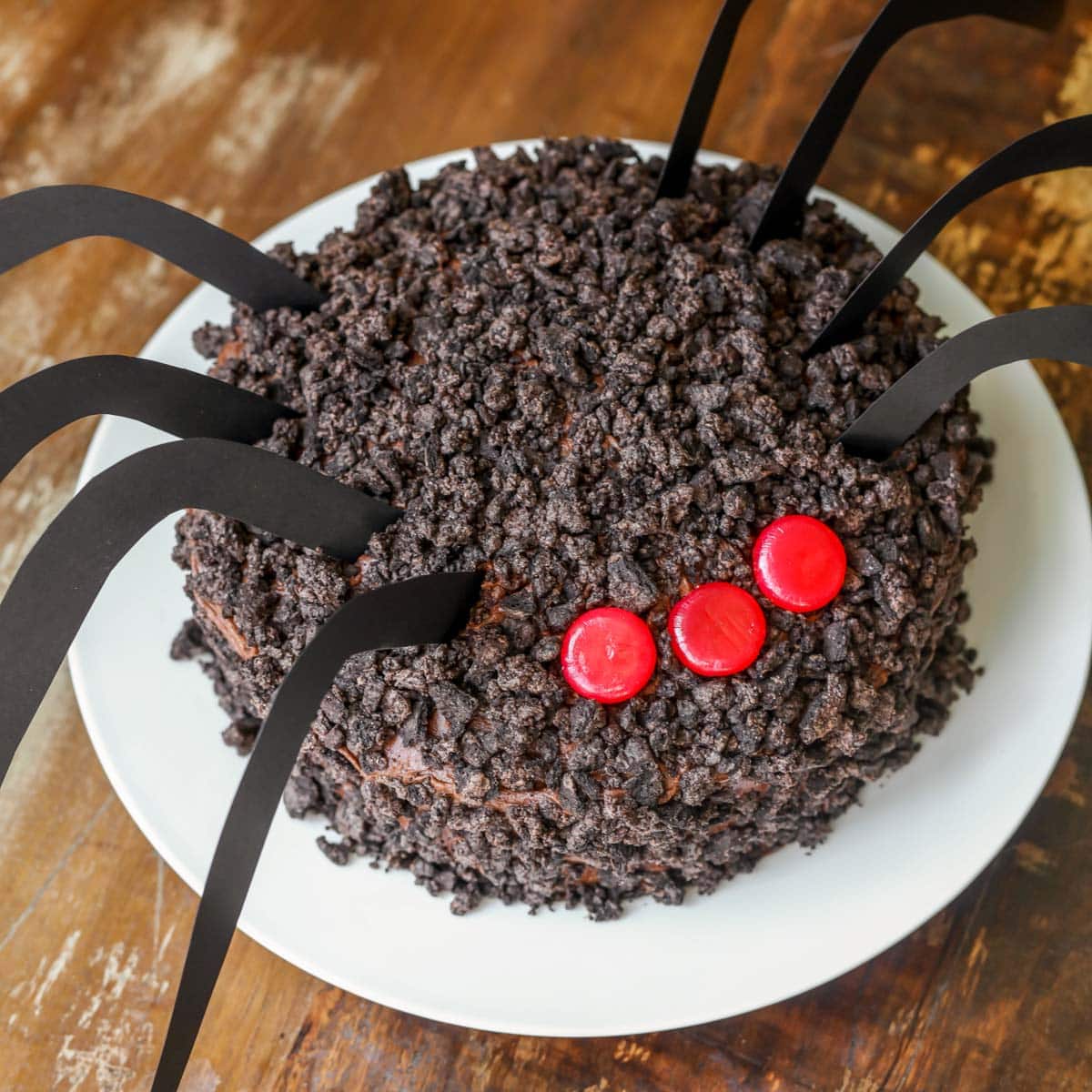 万圣节晚餐创意——巧克力奥利奥蜘蛛蛋糕，红色糖果眼睛。