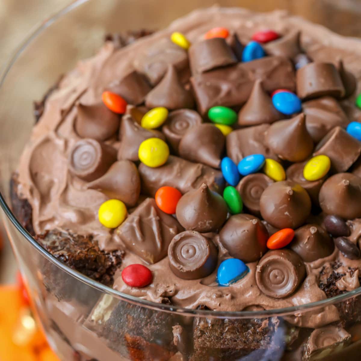 万圣节甜点-糖块上覆盖着巧克力糖果。