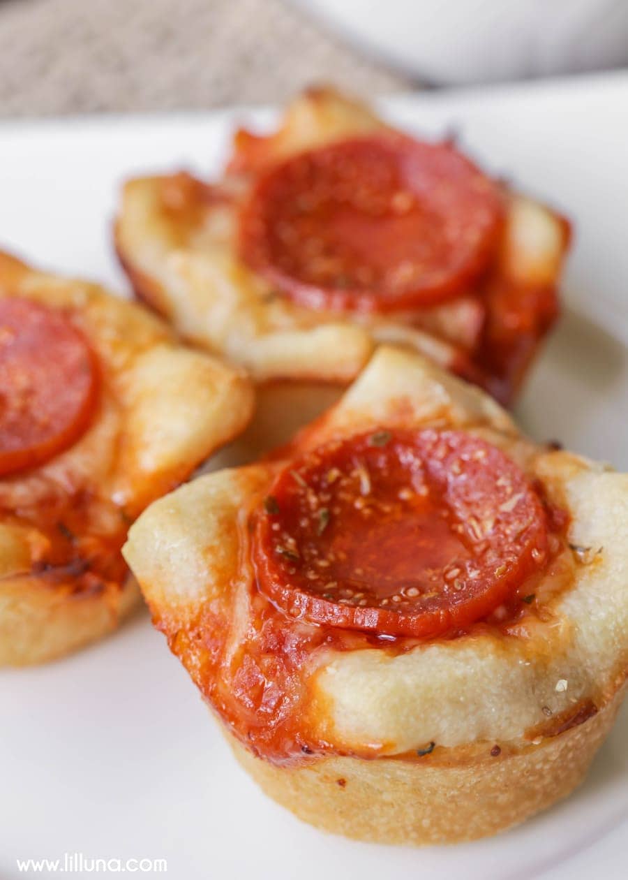 派对开胃菜-迷你深盘披萨顶部意大利辣香肠的特写。