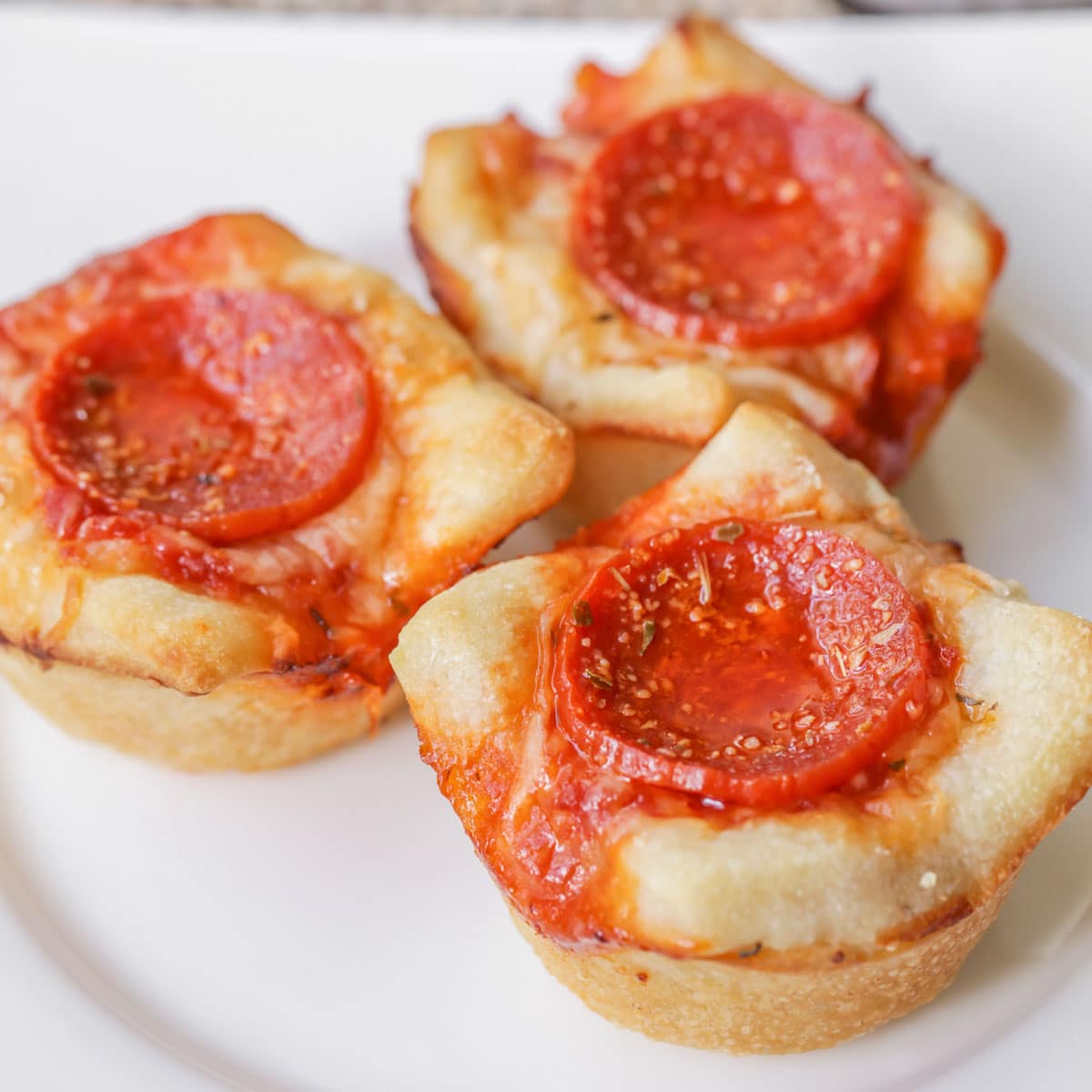 手指食物开胃菜-迷你深盘披萨顶部有意大利辣香肠。