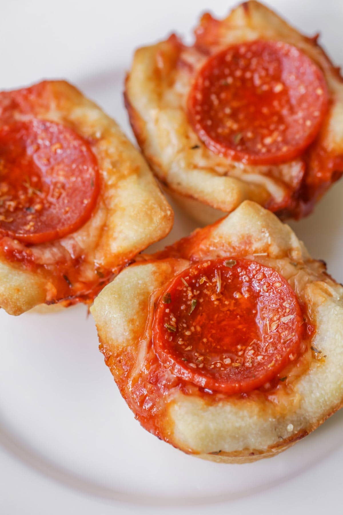 意大利圣诞晚餐创意- 3个迷你深盘披萨顶部有意大利辣香肠。