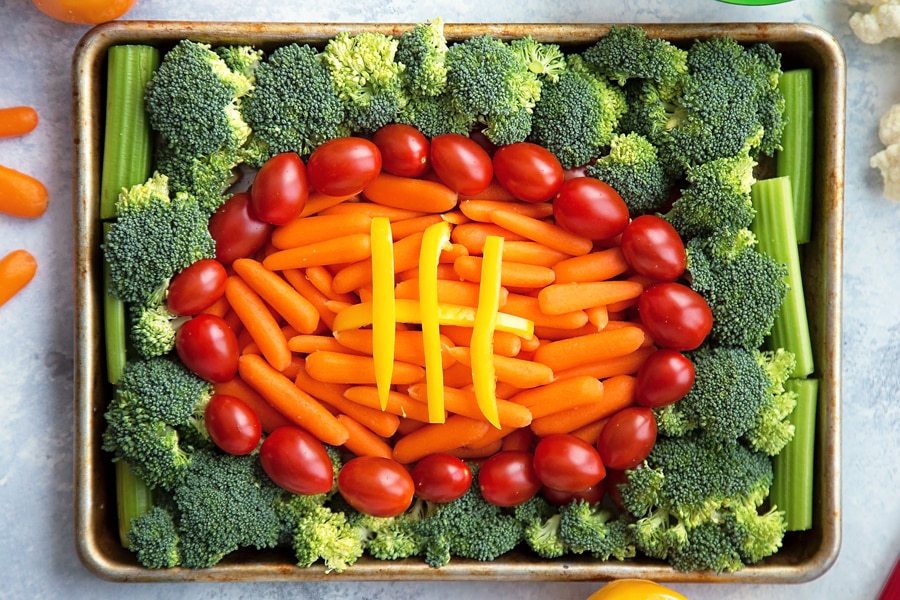 比赛日的蔬菜托盘，蔬菜摆放得像足球一样。