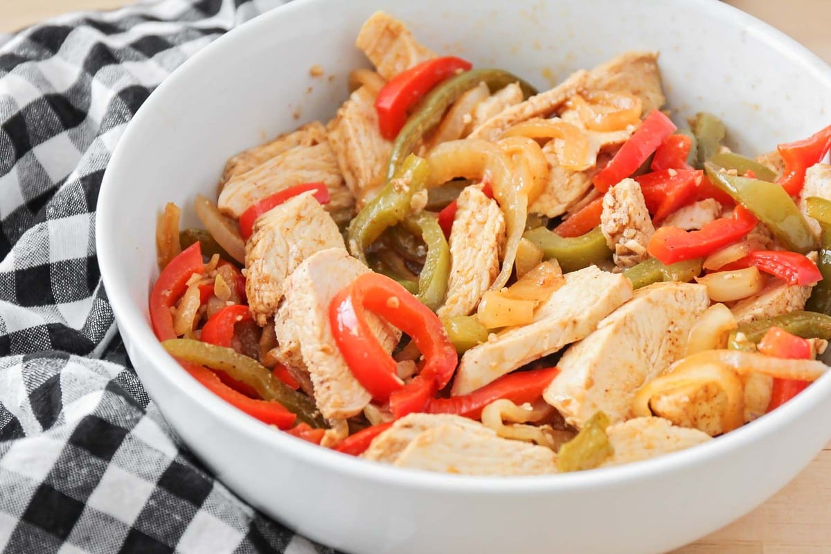 鸡肉菲希塔，鸡肉和蔬菜片，放在碗里。