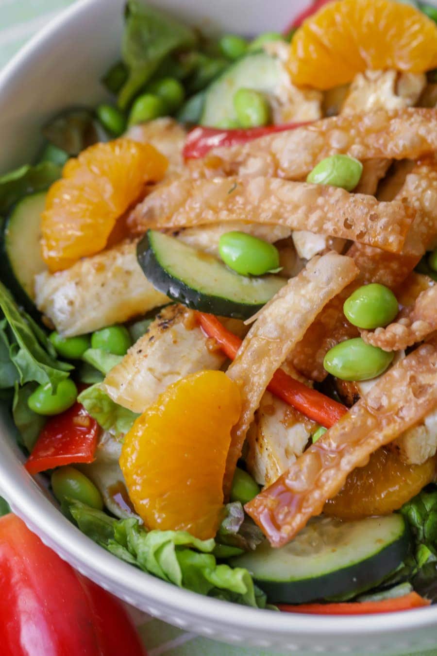 亚洲晚餐食谱-白色碗里的亚bob综合手机客户洲柑橘鸡肉沙拉。