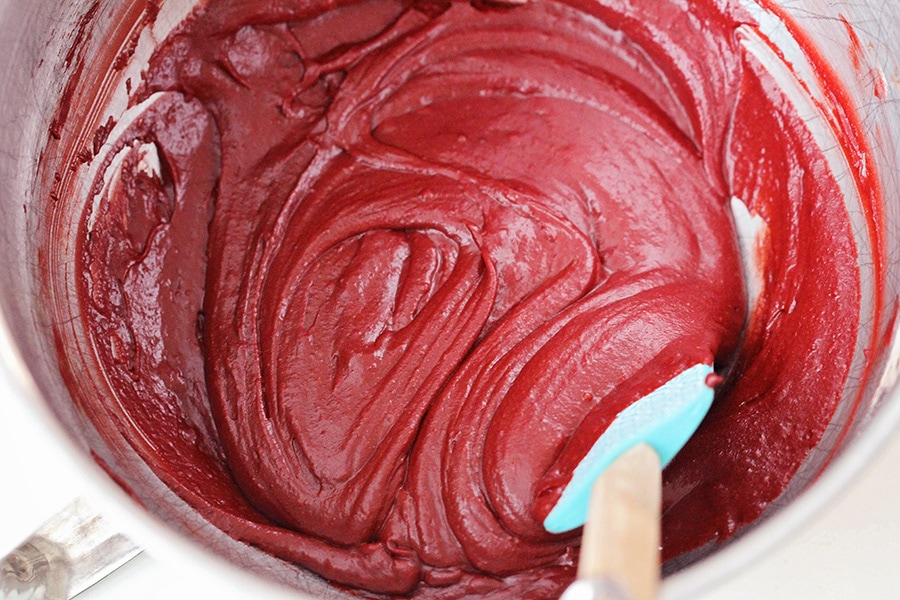 红丝绒芝士布朗尼蛋糕的面糊在搅拌碗里。