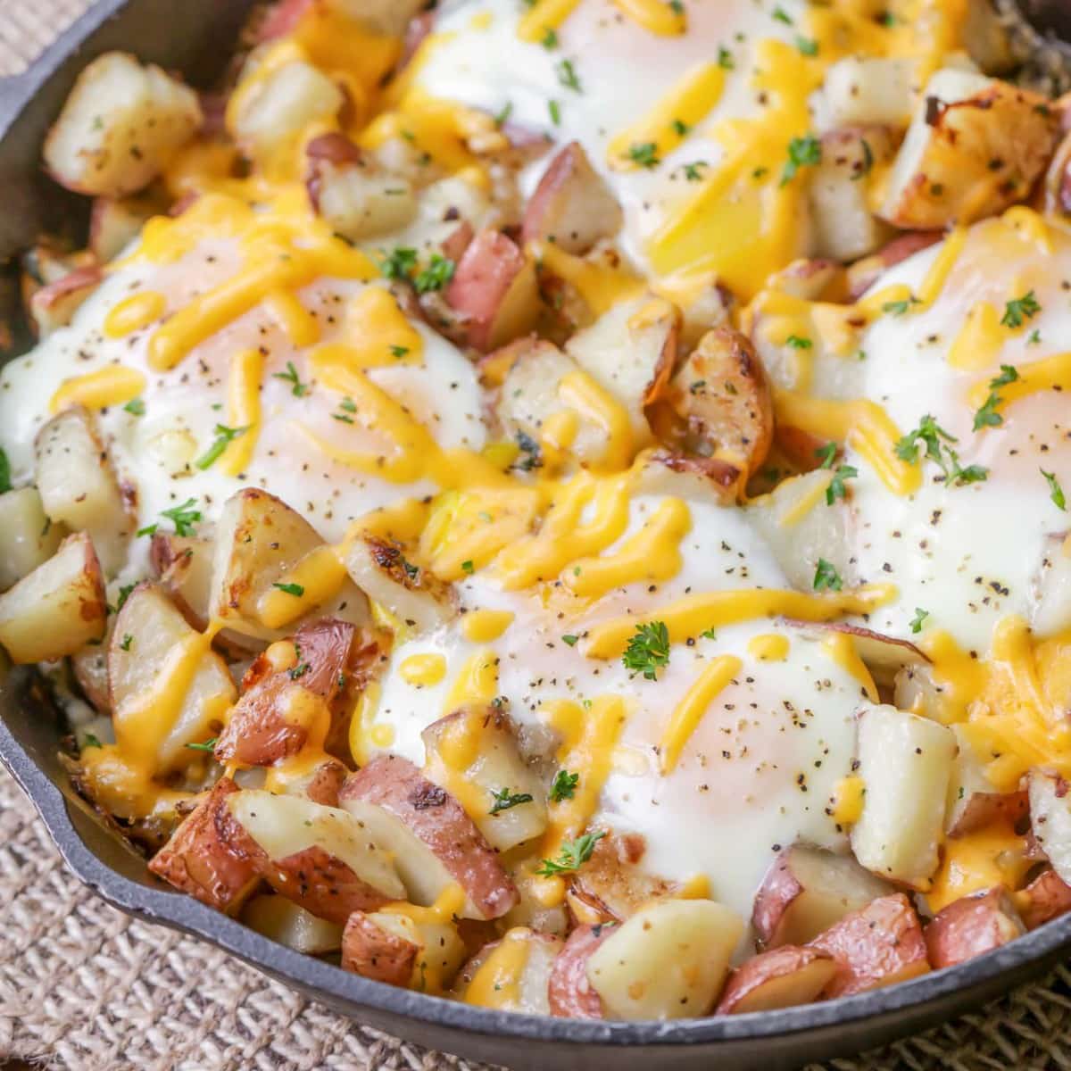 感恩节早餐妙招——用煎锅盛上你最喜欢的鸡蛋和土豆。