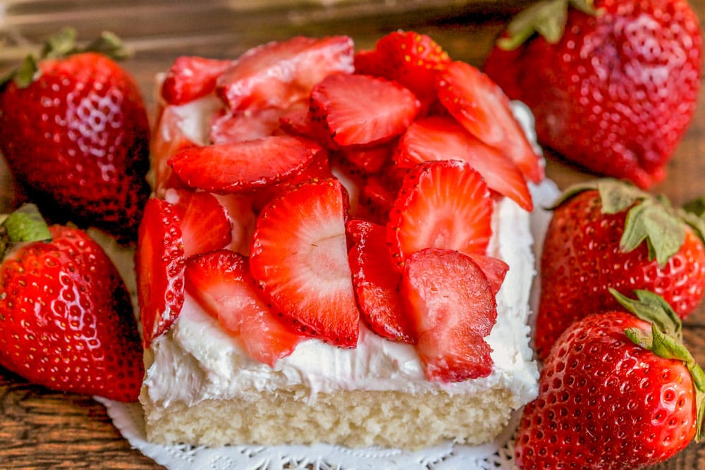 7月4日食谱-草莓酥饼棒bob综合手机客户顶部有奶油奶酪糖霜和新鲜草莓。
