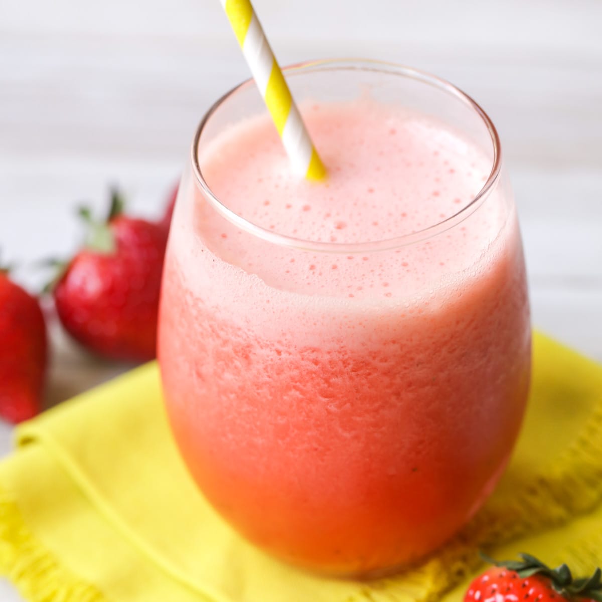 7月4日饮料——用吸管装在玻璃杯里的冰冻草莓柠檬水。