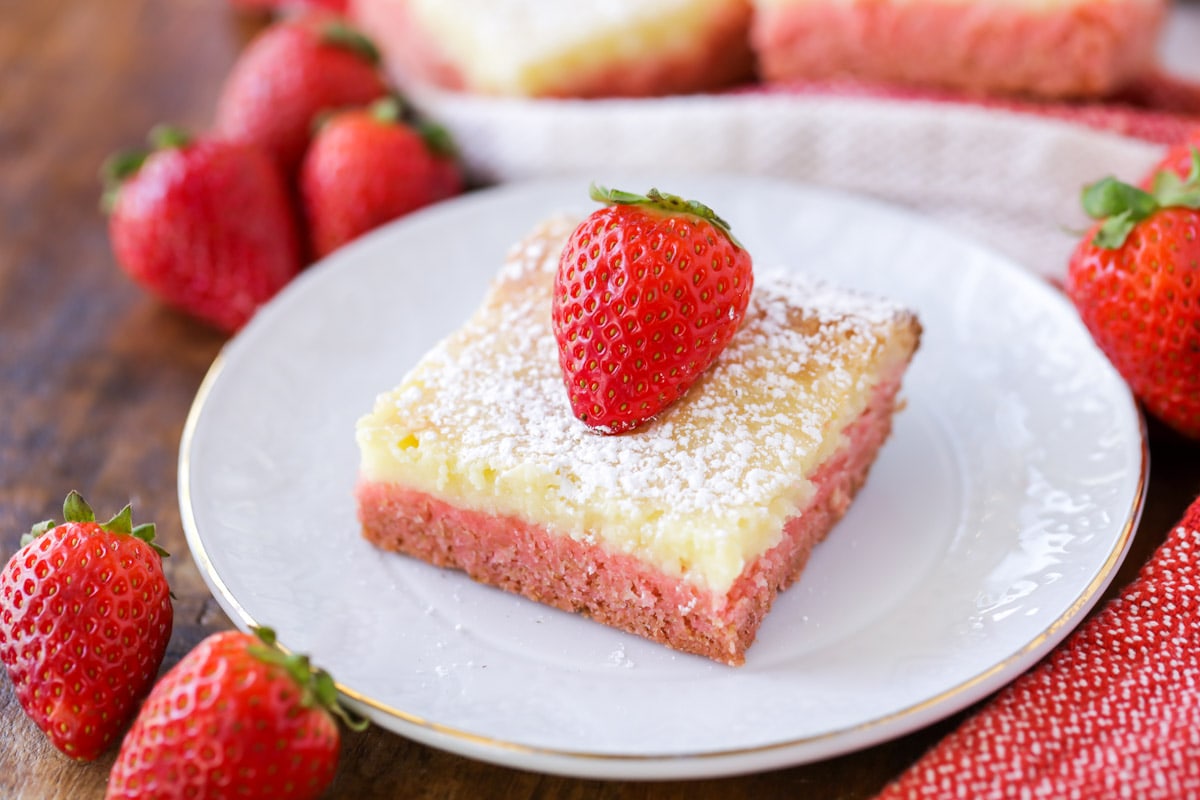节日蛋糕——方形的草莓黄油蛋糕，上面有新鲜的草莓。