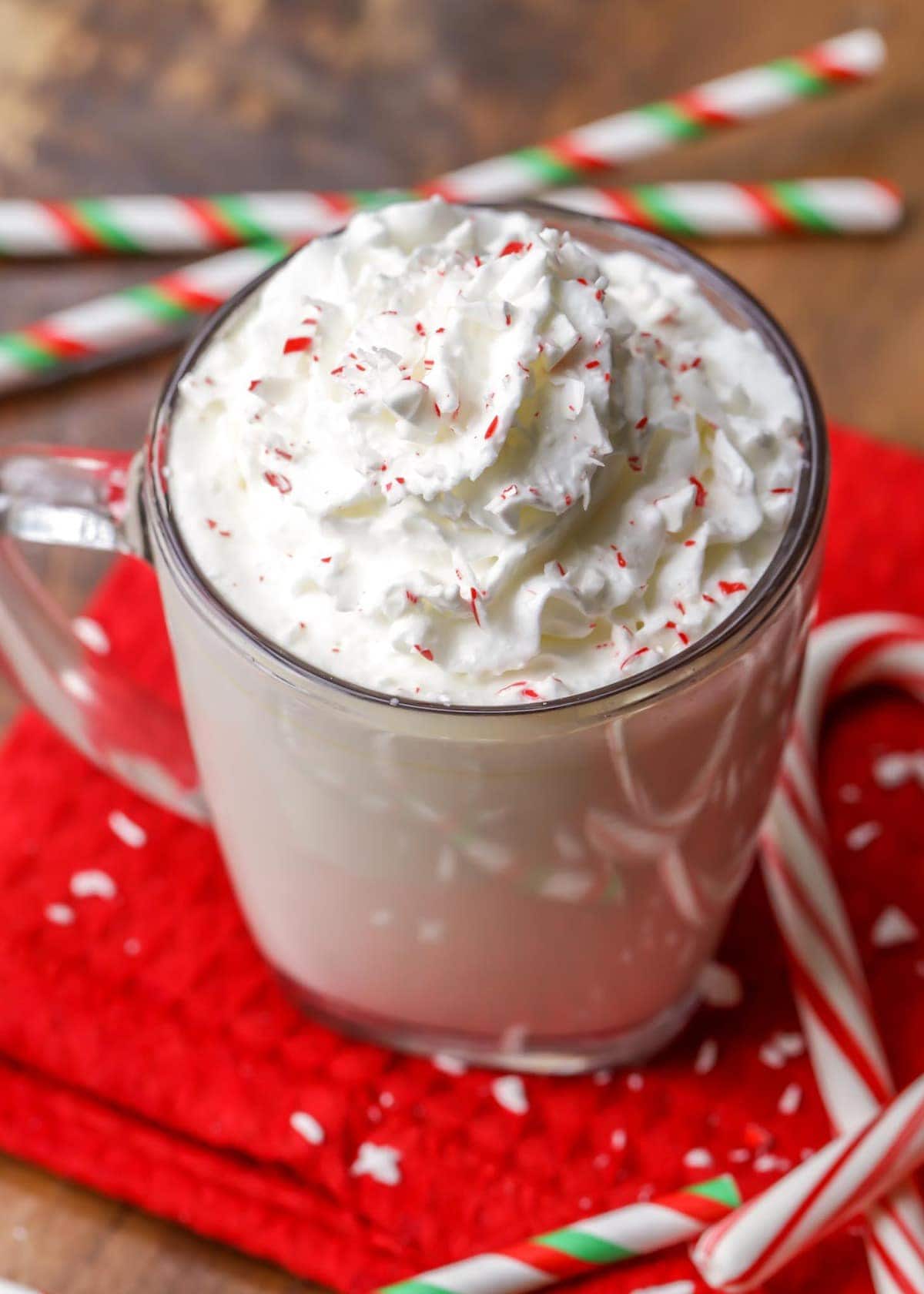 圣诞饮品食谱:白巧克力薄荷热可可bob综合手机客户淋上鲜奶油。