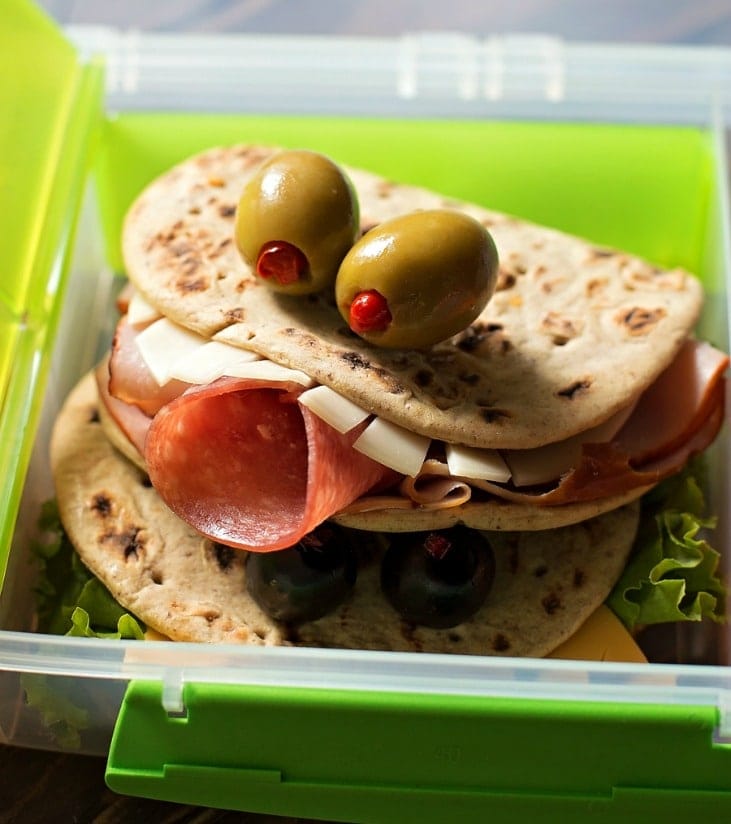 万圣节晚餐创意——绿橄榄眼睛的怪兽三明治。