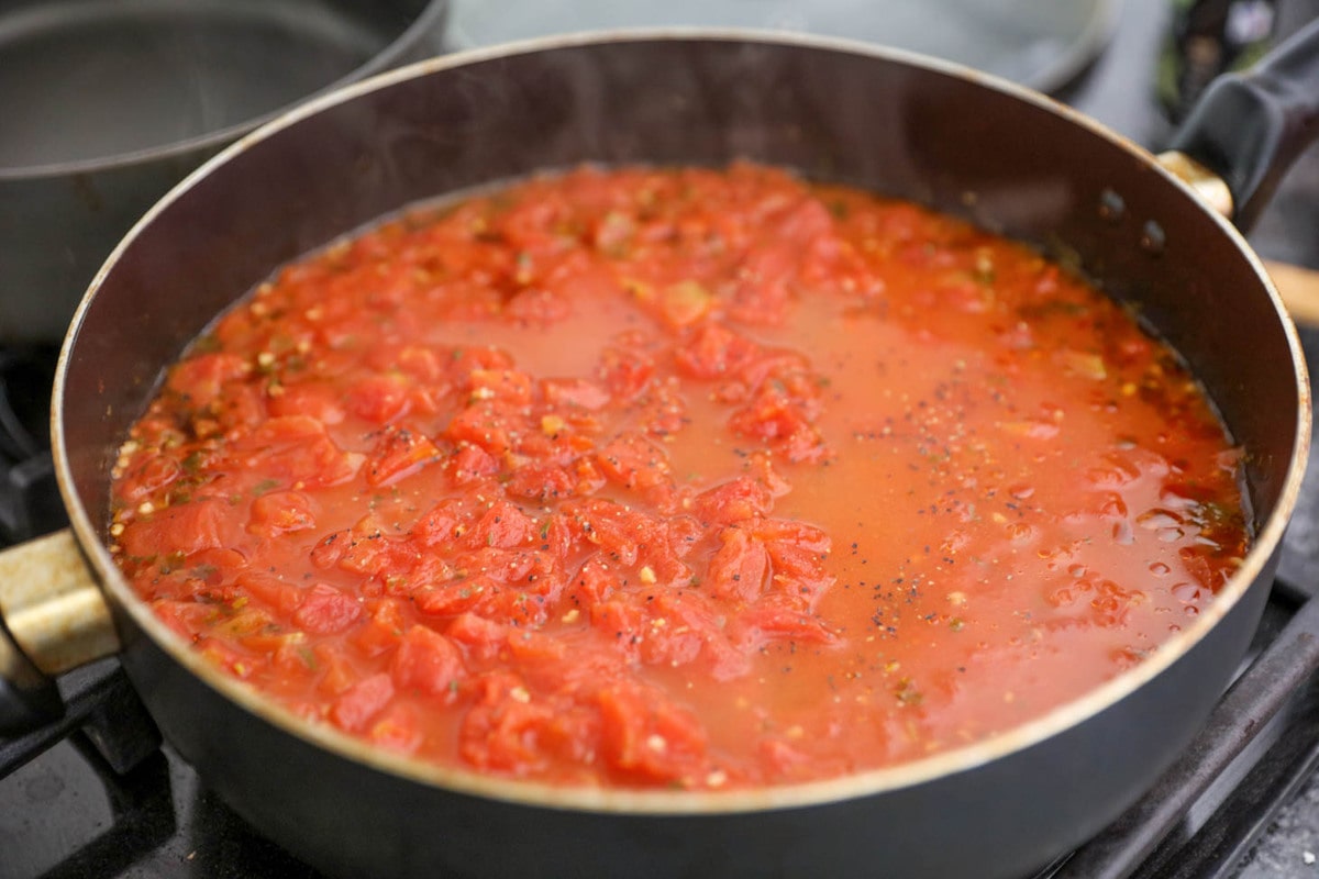 番茄罗勒汤的食材在平底锅里煮