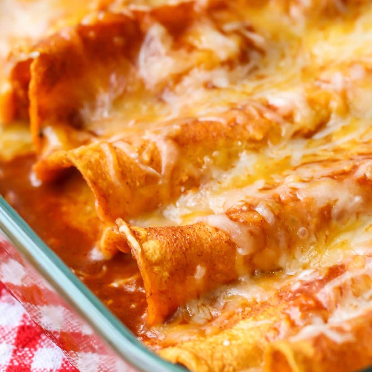 红奶酪玉米卷饼——墨西哥晚餐的创意。