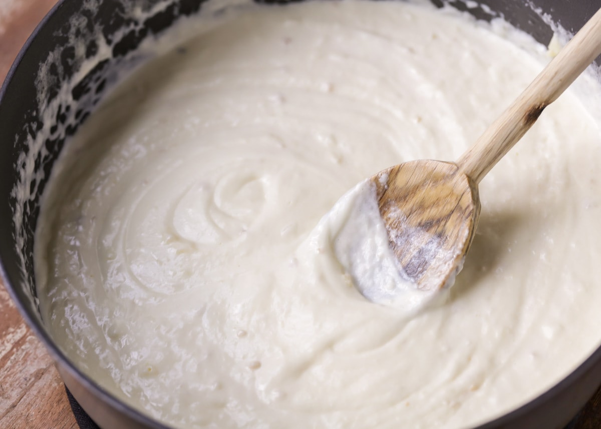 奶油意面酱在煎锅里——一种很棒的白色意面酱。