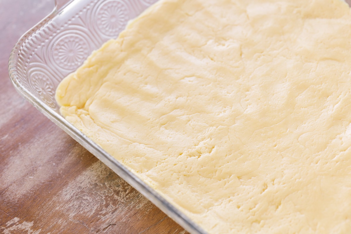 黏糊糊的黄油蛋糕皮放在玻璃烤盘里